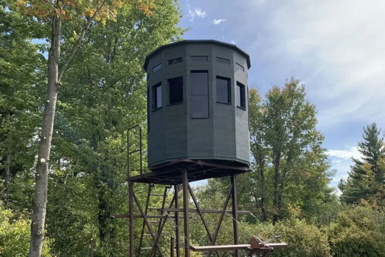 Elevated hunting blind positioned against a treeline to avoid layout errors that ruin game hunting